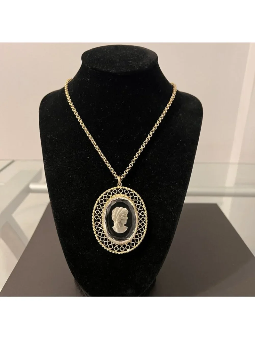 VTG Whiting & Davis Frosted Glass Intaglio Portrait Cameo Pendant Chain Necklace